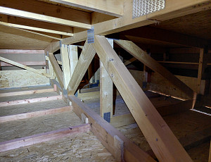 Zateplení stropu administrativní budovy pomocí foukané izolace